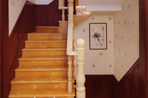 安仁中式别墅室内汉白玉石楼梯的定制安装装饰效果
